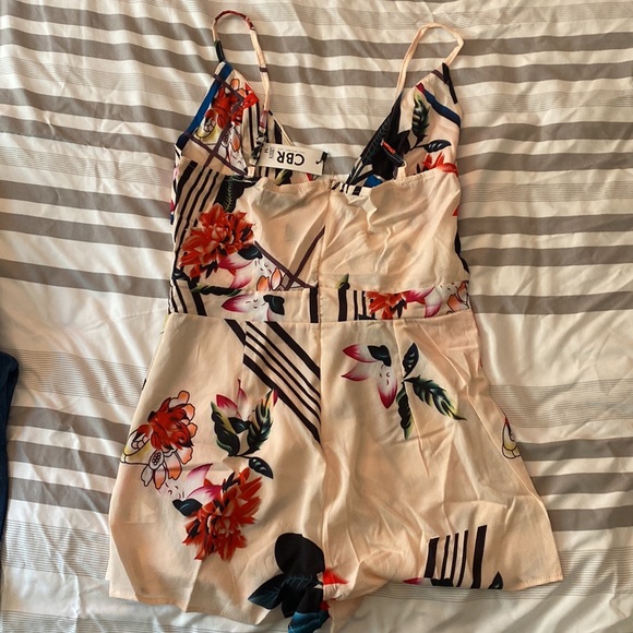 Adorable floral romper - Picture 2 of 2